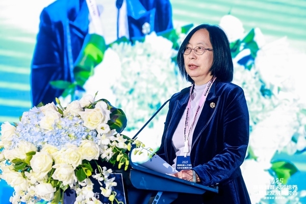 中國高等教育學(xué)會學(xué)術(shù)咨詢發(fā)展委員會委員、中國高等教育學(xué)會原副秘書長、《中國高教研究》主編王小梅。