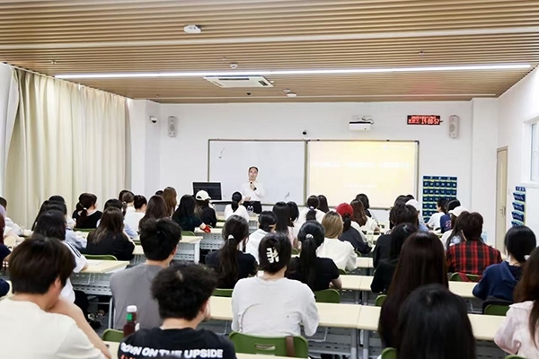 深圳職業(yè)技術(shù)大學(xué)黨委副書(shū)記、校長(zhǎng)許建領(lǐng)為學(xué)生授課。學(xué)校供圖