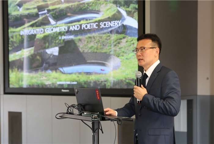 李興鋼院士做題為《勝景幾何》的主旨報(bào)告?；顒?dòng)主辦方供圖