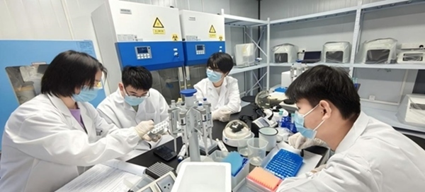 “個(gè)體基因解密實(shí)驗(yàn)”預(yù)實(shí)驗(yàn)課堂。東華大學(xué)供圖