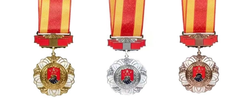 圖為戍守邊疆金質(zhì)、銀質(zhì)、銅質(zhì)紀(jì)念章。（國家移民管理局供圖）