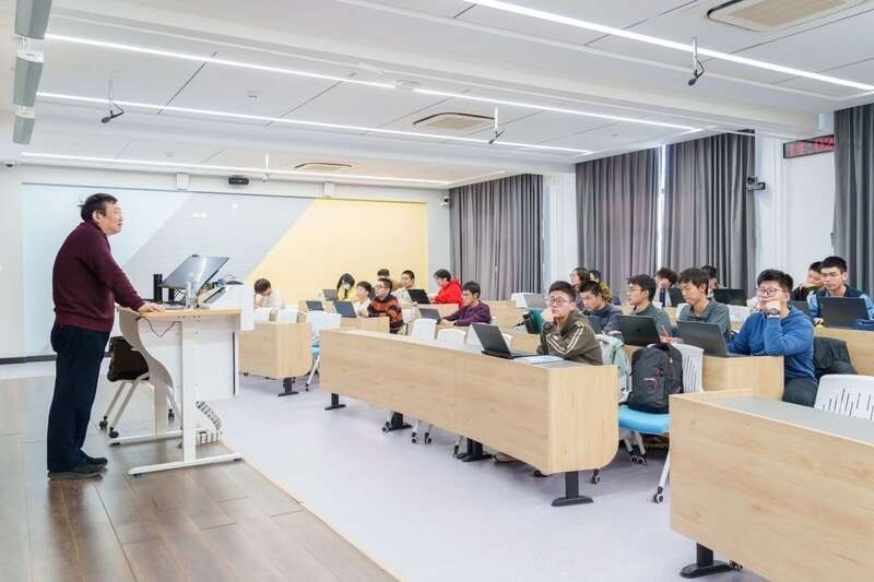 北航面向全校本科生開(kāi)設(shè)《人工智能導(dǎo)論》通識(shí)必修課。校方供圖