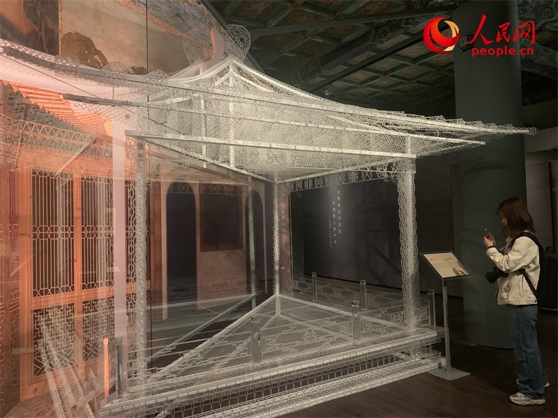 游客在故宮博物院參觀展覽。人民網(wǎng)記者 韋衍行攝