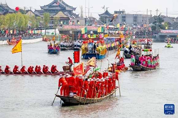 ?4月4日，選手在參加茅山會(huì)船盛會(huì) 。?新華社發(fā)（楊玉崗 攝）