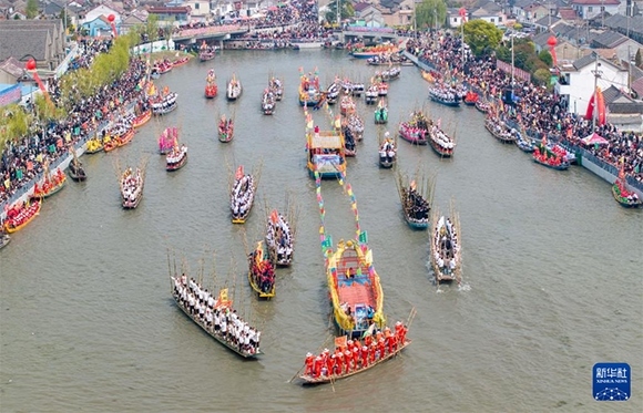 ?4月4日，選手在參加茅山會(huì)船盛會(huì)（ 無人機(jī)照片）。?新華社發(fā)（顧繼紅 攝）