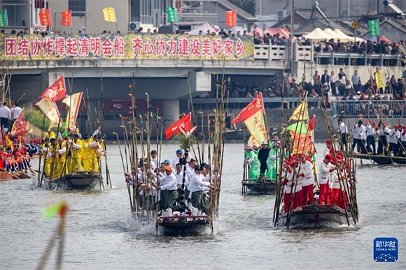 ?4月4日，選手在參加茅山會(huì)船盛會(huì)。新華社發(fā)（湯德宏 攝）