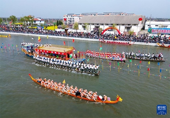 4月4日， 選手在參加茅山會(huì)船盛會(huì)（無人機(jī)照片）。新華社發(fā)（顧繼紅 攝）