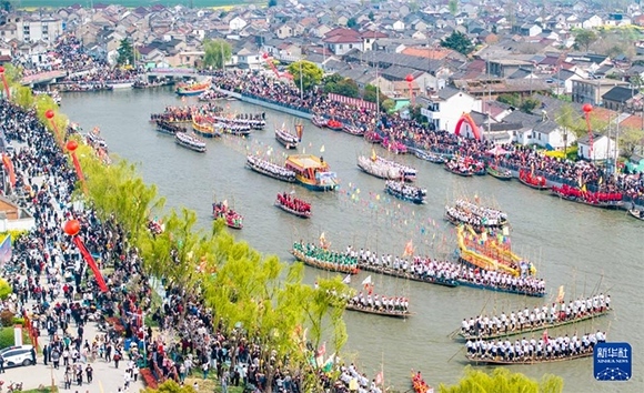 4月4日，選手在參加茅山會(huì)船盛會(huì)（無人機(jī)照片）。?新華社發(fā)（周社根 攝）