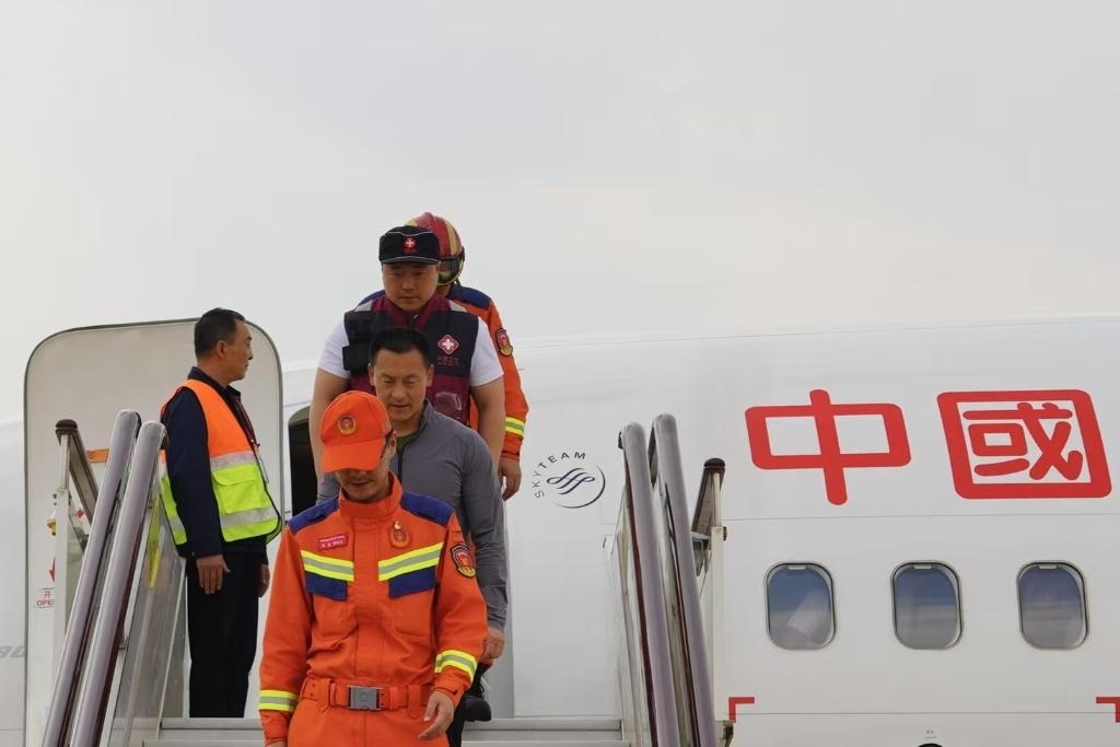 4月6日，在云南省昆明長(zhǎng)水機(jī)場(chǎng)，中國(guó)云南救援醫(yī)療隊(duì)抵達(dá)昆明。新華社記者 高詠薇 攝