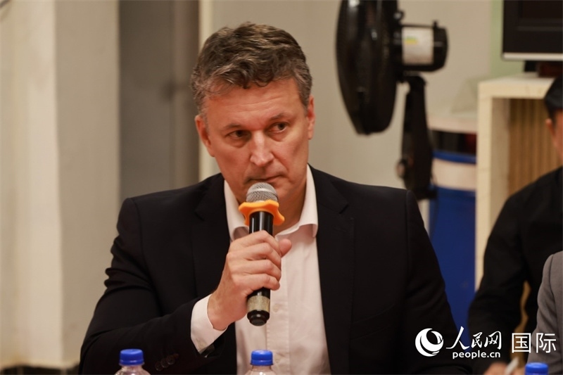 巴西中國友好協(xié)會主席恩里克·達(dá)諾布雷加在座談會上致辭。人民網(wǎng)記者 陳海琪攝