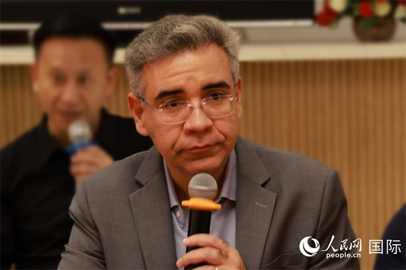 巴西弗魯米嫩塞聯(lián)邦大學(xué)教授、中國問題專家埃萬德羅·卡瓦略在座談會上致辭。人民網(wǎng)記者 陳海琪攝