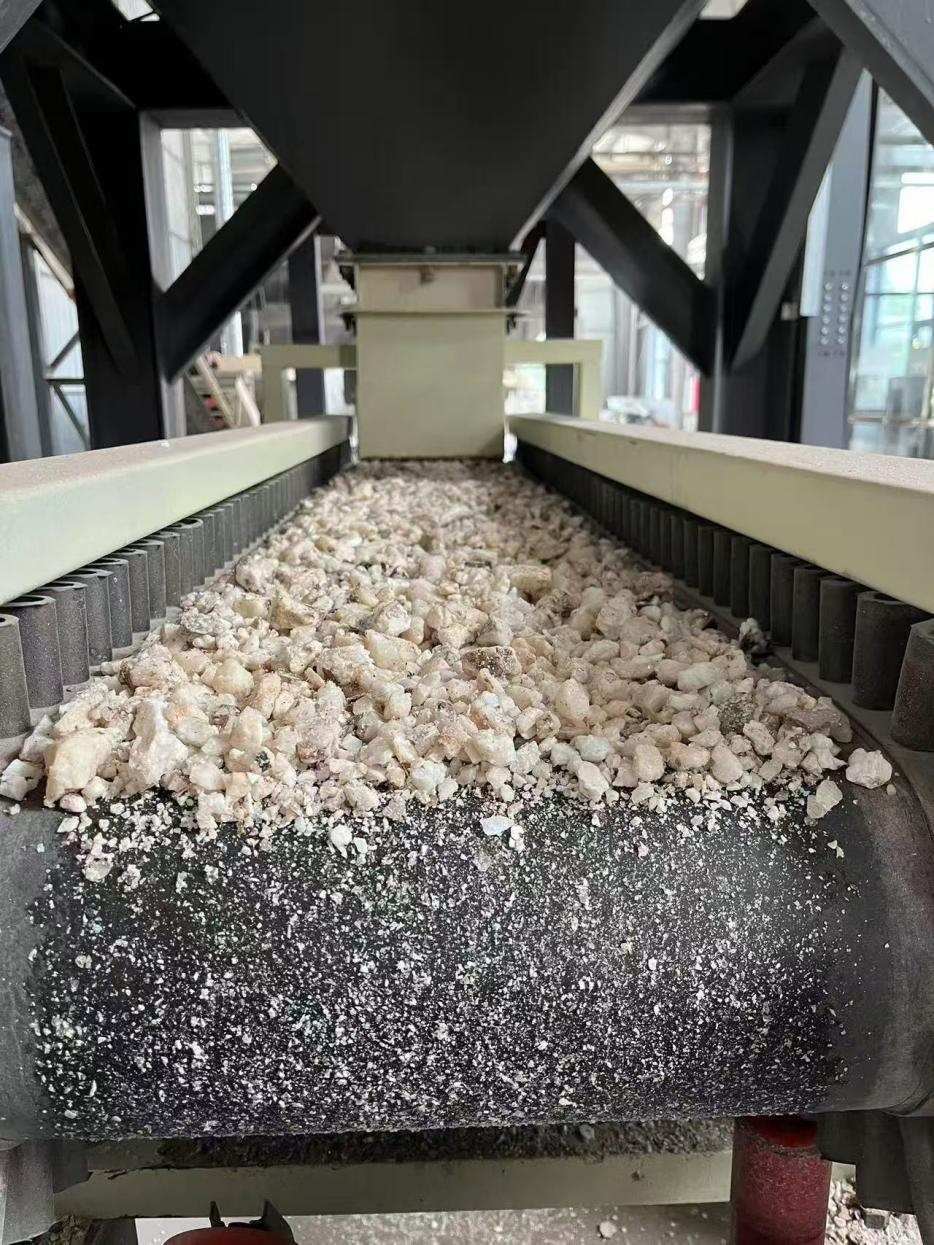 高純石英生產(chǎn)線。自然資源部供圖