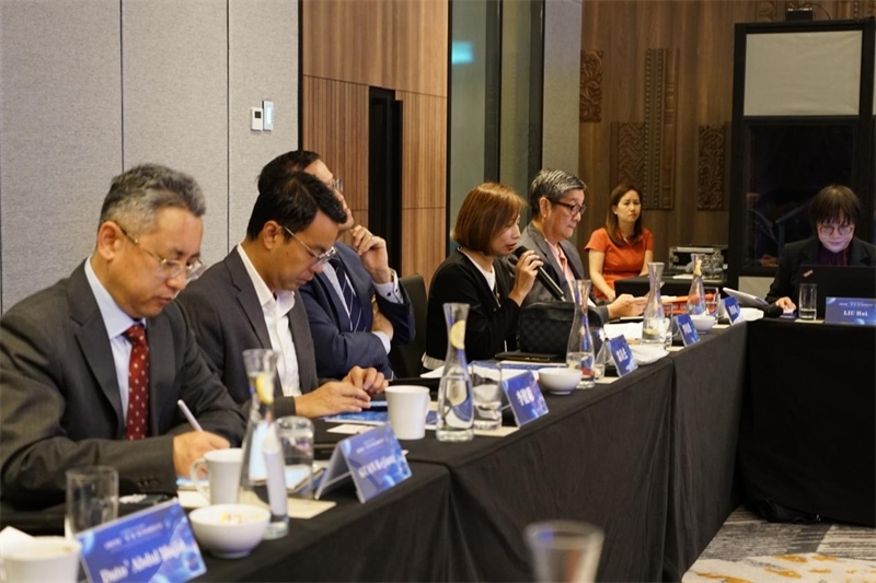 《南洋商報(bào)》總編輯羅依薇（左四）進(jìn)行致辭。林俊揚(yáng)攝