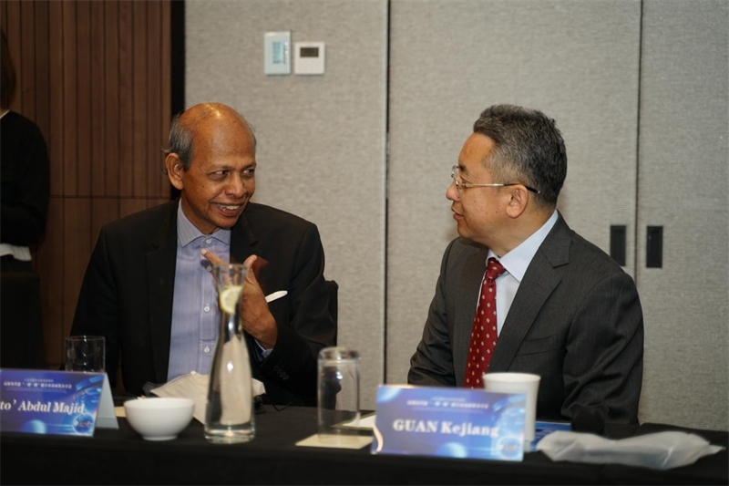 分享會(huì)現(xiàn)場(chǎng)，中方記者同與會(huì)代表進(jìn)行友好交流。林俊揚(yáng)攝