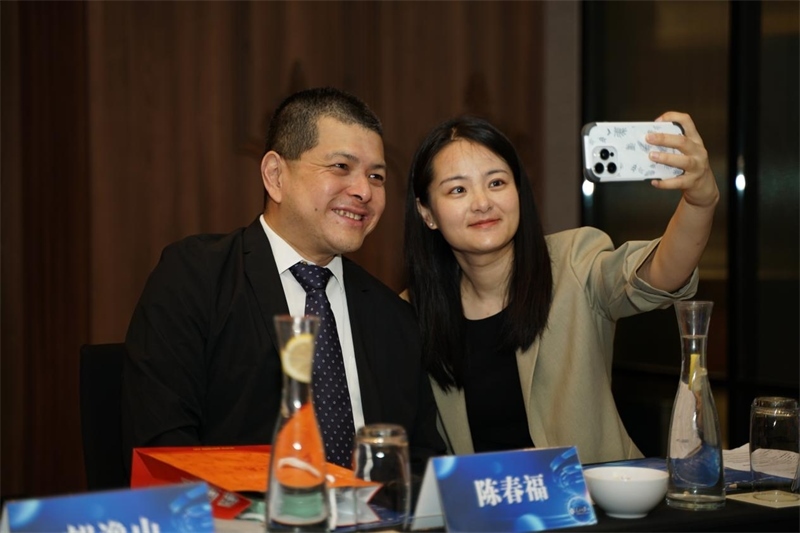 分享會(huì)上，中方記者同與會(huì)代表合影留念。林俊揚(yáng)攝