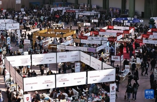 4月11日，人們在法國巴黎大皇宮參加2025巴黎書展。新華社記者 高靜 攝