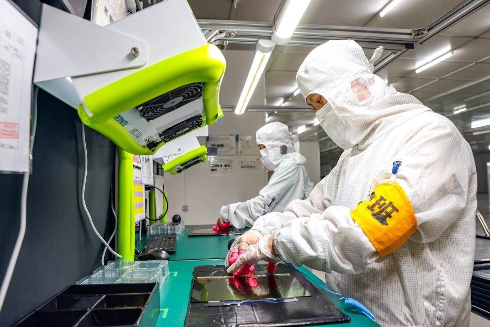 3月27日，在位于寧夏賀蘭工業(yè)園區(qū)的湯姆森電氣有限公司生產(chǎn)車(chē)間內(nèi)，工作人員制作硅膠絕緣護(hù)套。新華社記者 楊植森 攝