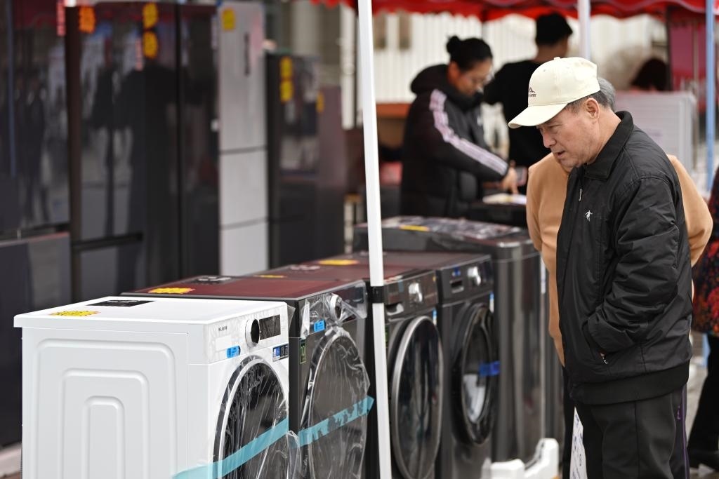 3月28日，天津市北辰區(qū)舉行2025年消費(fèi)品以舊換新惠民服務(wù)活動(dòng)，吸引眾多市民前來(lái)選購(gòu)。新華社記者 李然 攝