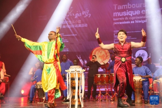 4月10日，在塞內(nèi)加爾首都達(dá)喀爾的國家大劇院，中央音樂學(xué)院進(jìn)擊打擊樂團(tuán)與塞內(nèi)加爾杜杜·恩迪亞耶·羅斯打擊樂團(tuán)同臺(tái)演出。新華社記者 司源 攝