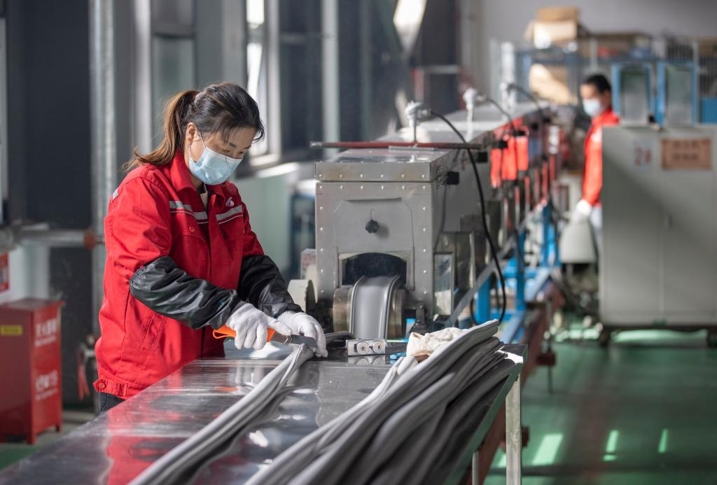 3月27日，在位于寧夏賀蘭工業(yè)園區(qū)的湯姆森電氣有限公司生產(chǎn)車(chē)間內(nèi)，工作人員制作硅膠絕緣護(hù)套。新華社記者 楊植森 攝