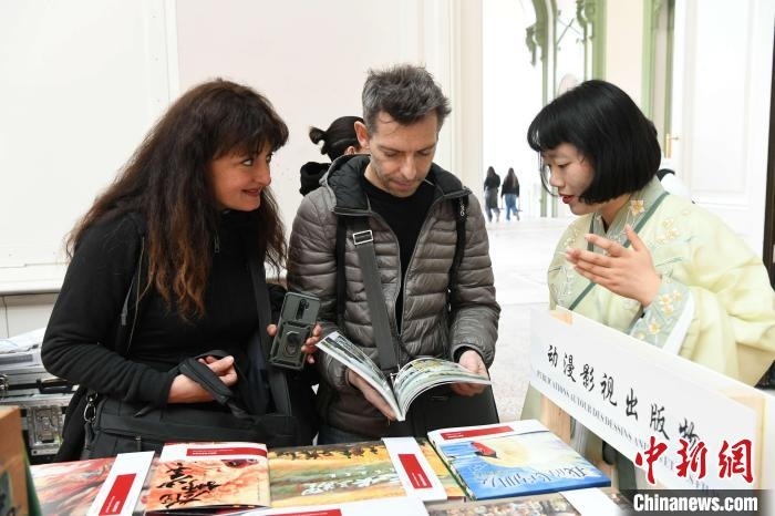 當(dāng)?shù)貢r(shí)間4月11日，2025年巴黎圖書(shū)節(jié)在巴黎大皇宮揭幕。中國(guó)出版代表團(tuán)攜千余種中國(guó)精品圖書(shū)亮相展會(huì)。 中新社記者 李洋 攝