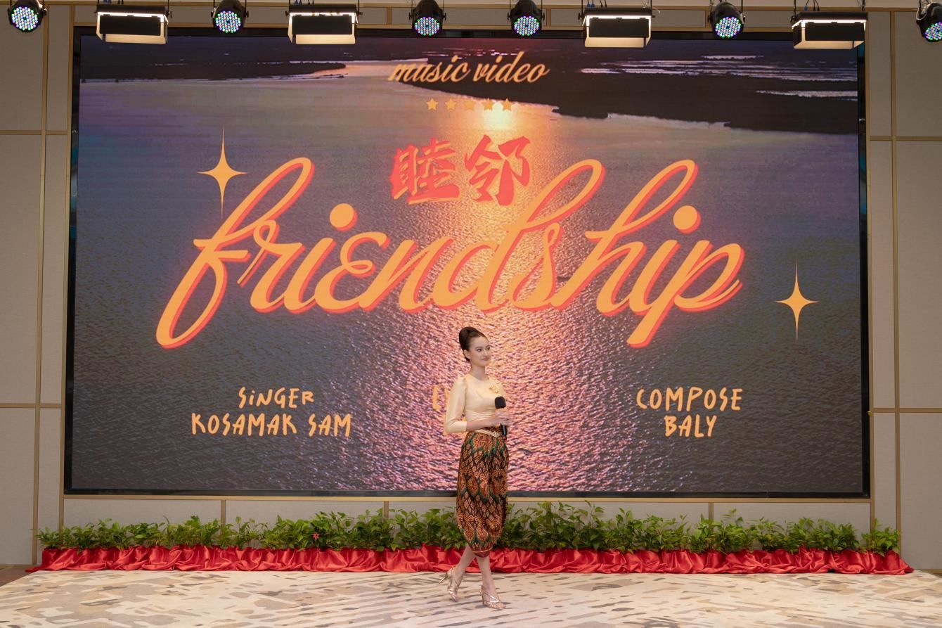 柬埔寨歌手珂撒瑪演唱紀(jì)錄片《睦鄰·柬埔寨》主題曲。柬埔寨數(shù)字電視有限公司供圖