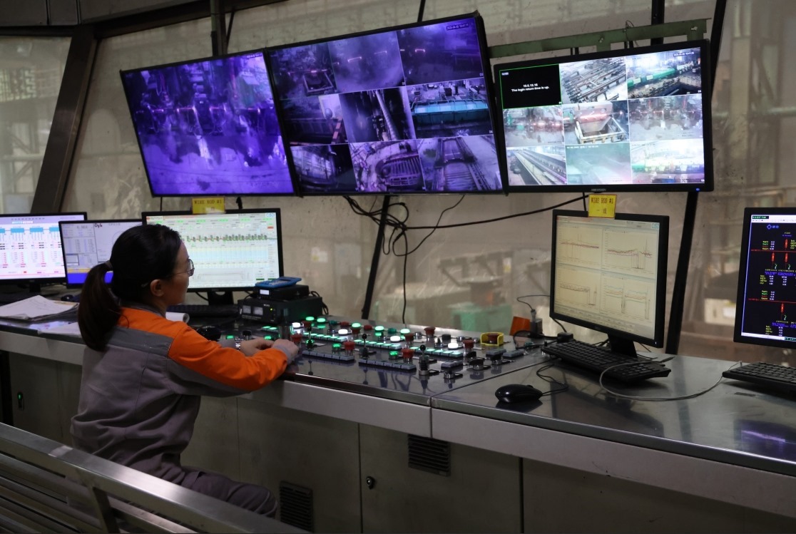 工作人員在馬中關(guān)丹產(chǎn)業(yè)園內(nèi)的聯(lián)合鋼鐵生產(chǎn)車間內(nèi)工作。（人民日?qǐng)?bào)記者楊一 攝）