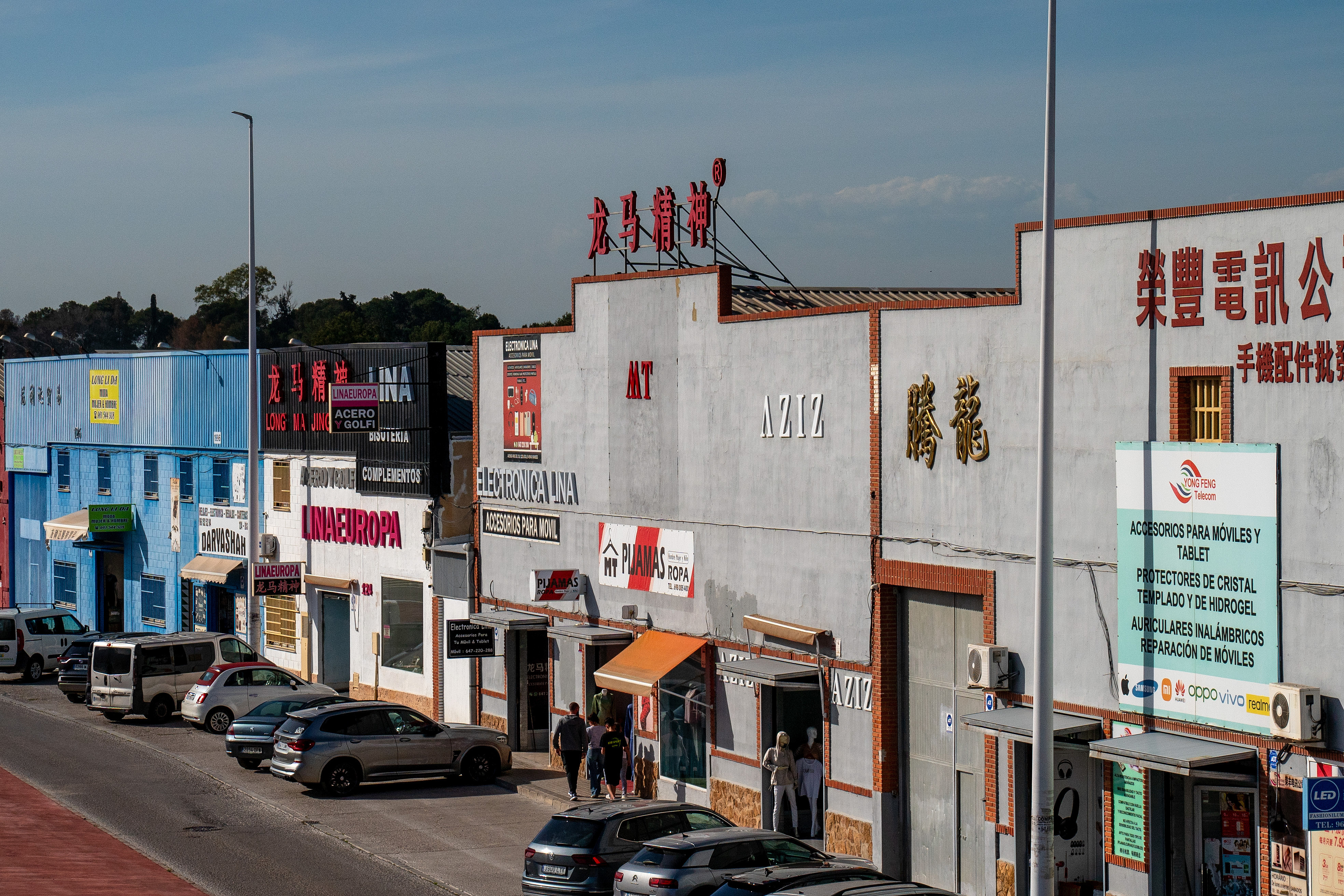 當(dāng)?shù)貢r(shí)間2025年4月10日，西班牙瓦倫西亞國(guó)際機(jī)場(chǎng)附近的中資批發(fā)零售商店。