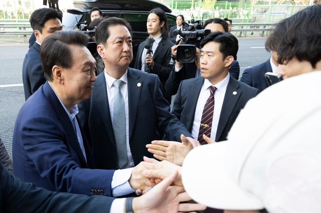 4月11日，韓國(guó)前總統(tǒng)尹錫悅（左一）在離開(kāi)首爾漢南洞官邸時(shí)與支持者握手。新華社發(fā)（全休相攝）