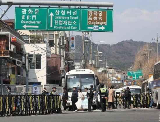  4月3日，在韓國首爾，警察在韓國憲法法院附近進(jìn)行交通管制。新華社記者姚琪琳攝