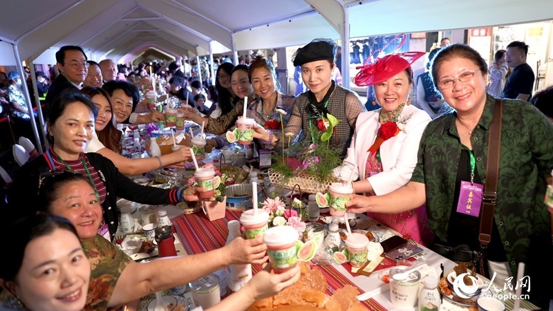 海外華僑在活動(dòng)現(xiàn)場(chǎng)品嘗“家鄉(xiāng)味”。人民網(wǎng)記者 符武平攝