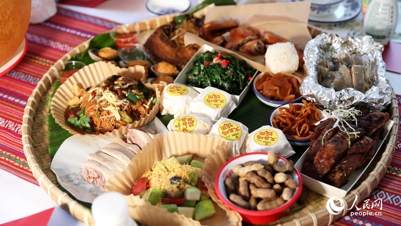 長(zhǎng)桌宴上擺滿了海南特色佳肴。人民網(wǎng)記者 符武平攝