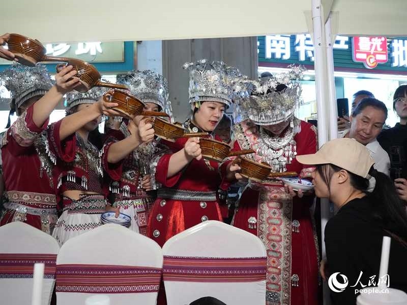 游客體驗(yàn)互動(dòng)演出《高山流水》。人民網(wǎng)記者 張力洋攝