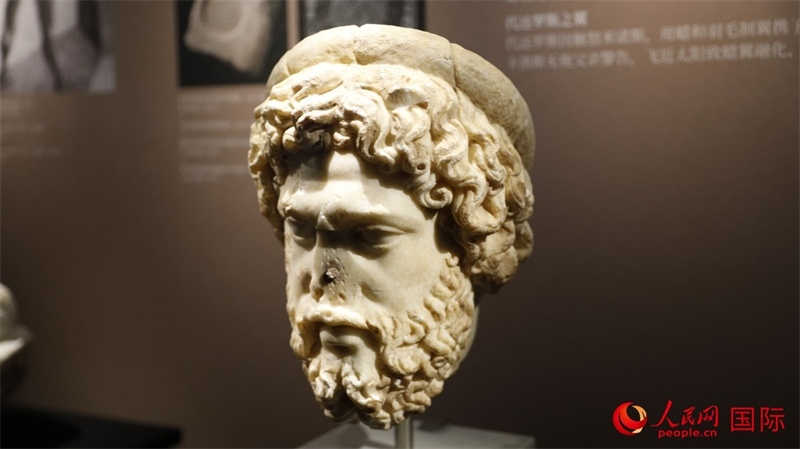 阿斯克勒庇俄斯大理石頭像。4月14日，來自希臘伊拉克利翁考古博物館的文物在故宮博物院展出。（人民網(wǎng) 張澤宇攝）
