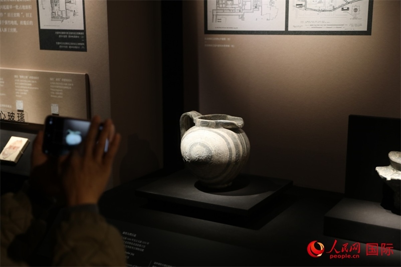 參觀者在拍攝。4月14日，來自希臘伊拉克利翁考古博物館的文物在故宮博物院展出。（人民網(wǎng) 張澤宇攝）