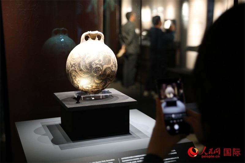 參觀者在拍攝。4月14日，來自希臘伊拉克利翁考古博物館的文物在故宮博物院展出。（人民網(wǎng) 張澤宇攝）