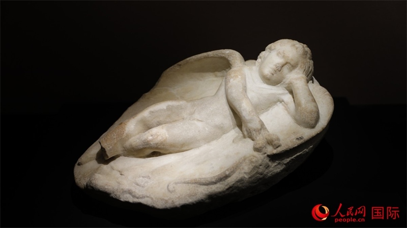沉睡的厄洛斯大理石浮雕。4月14日，來自希臘伊拉克利翁考古博物館的文物在故宮博物院展出。（人民網(wǎng) 張澤宇攝）