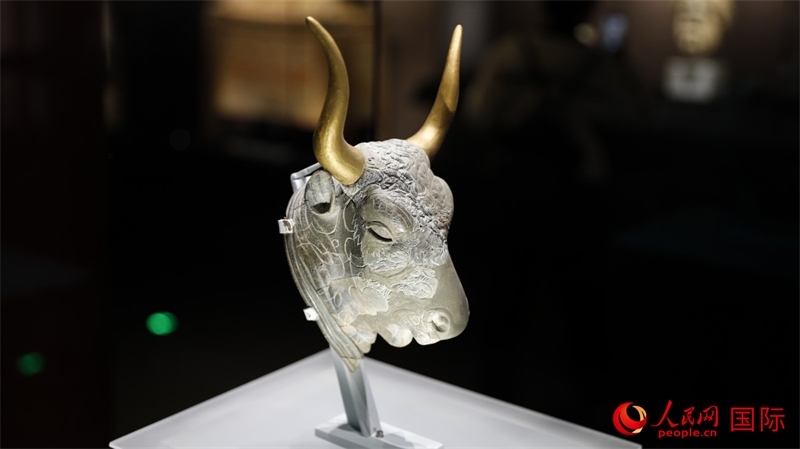 公牛頭型綠泥石來通杯。4月14日，來自希臘伊拉克利翁考古博物館的文物在故宮博物院展出。（人民網(wǎng) 張澤宇攝）