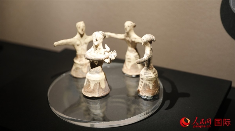 舞蹈者與音樂家雕塑群像。4月14日，來自希臘伊拉克利翁考古博物館的文物在故宮博物院展出。（人民網(wǎng) 張澤宇攝）
