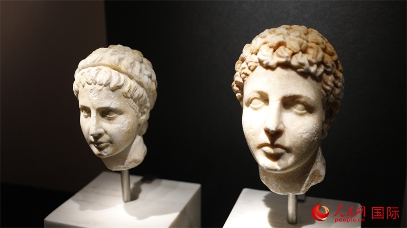 兄弟大理石頭像。4月14日，來自希臘伊拉克利翁考古博物館的文物在故宮博物院展出。（人民網(wǎng) 張澤宇攝）
