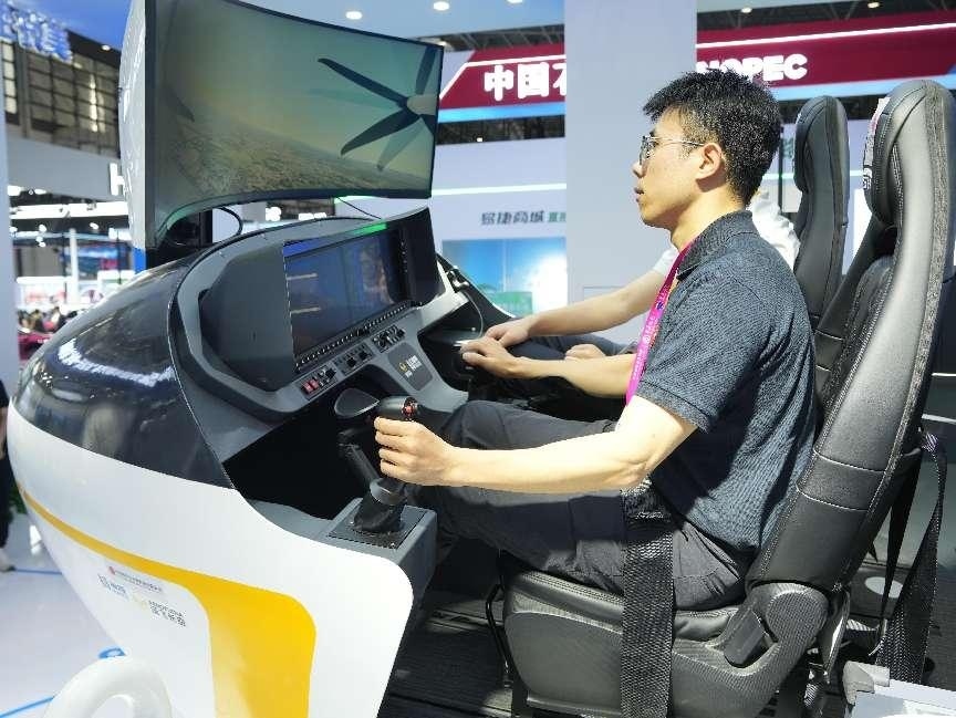 記者體驗低空經(jīng)濟的應(yīng)用消費場景。人民網(wǎng)記者 張力洋攝