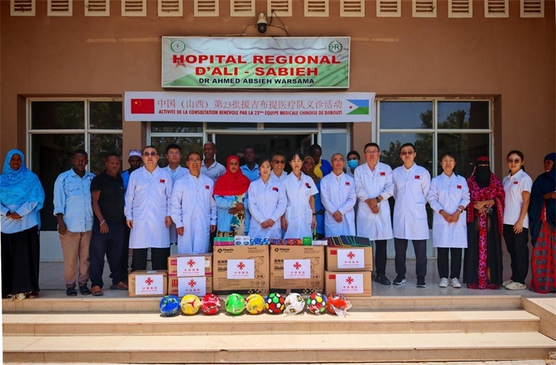 中國（山西）第23批援吉布提醫(yī)療隊在當?shù)亻_展義診，并捐贈一批急需藥品。中國（山西）第23批援吉布提醫(yī)療隊供圖