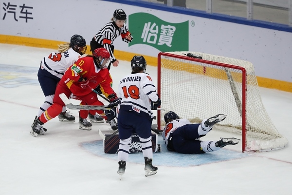 中國隊球員曲樂(左二)破門得分。圖片來源：中國冰球協(xié)會 此役中國隊首發(fā)陣容是詹佳慧、于柏巍、孔明會、趙啟男、曲樂、方新。比賽進行至2分43秒，荷蘭隊率先取得進球，1:0領先。失球后的中國隊打得更加積極主動，多次獲得射門機會，但可惜沒有破門得分。 第二節(jié)39分34秒，中國隊曲樂在王佳欣和孔明會的助攻下破門，將比分扳平，這也是中國隊在本屆賽事中取得的首個進球。 末節(jié)43分42秒，荷蘭隊球員勾人犯規(guī)，被判罰任意球。中國隊張夢瑩執(zhí)行并打進，2:1反超比分。最后階段，荷蘭隊撤下守門員，場上6人進攻但未能進球。最終，中國隊以2:1逆轉(zhuǎn)戰(zhàn)勝對手，取得本屆世錦賽首場勝利。 在昨日進行的另外兩場比賽中，奧地利隊3:2力克斯洛伐克隊，法國隊2:1戰(zhàn)勝丹麥隊。三輪比賽過后，奧地利隊三戰(zhàn)全勝領跑積分榜，斯洛伐克隊和法國隊2勝1負分列二、三位，丹麥隊和中國隊1勝2負排在四至五位，荷蘭隊三戰(zhàn)皆負積分墊底。