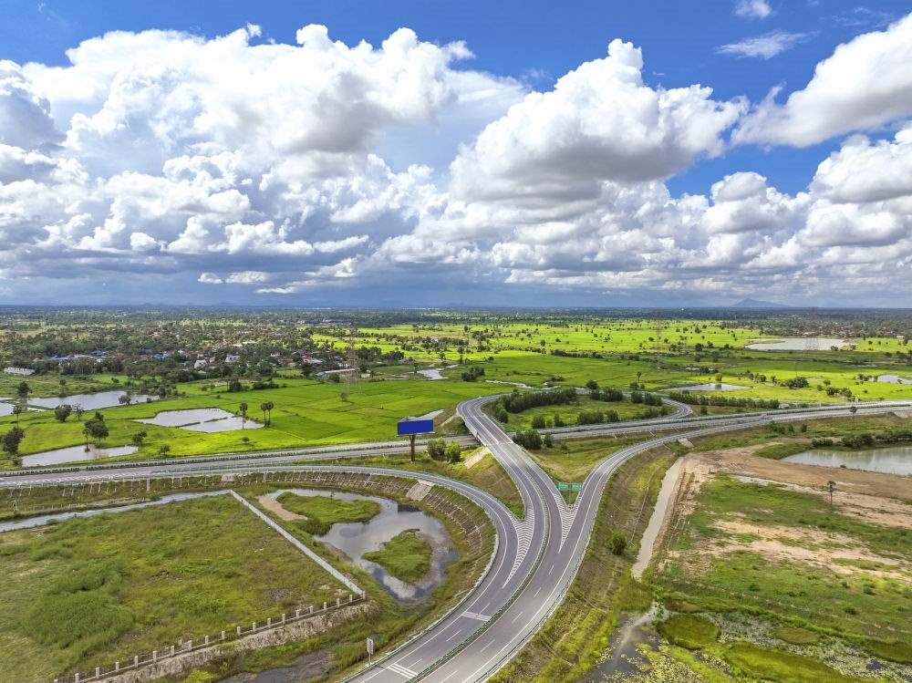 2024年9月25日在柬埔寨磅士卑省拍攝的金港高速公路（無人機(jī)照片）。連接柬埔寨首都金邊和最大深水海港西哈努克港的金港高速公路，是中柬共建“一帶一路”標(biāo)志性項(xiàng)目。