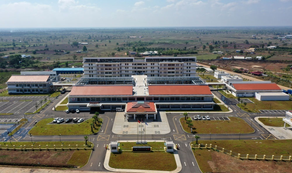 2022年2月17日在柬埔寨特本克蒙省新區(qū)拍攝的中國援柬埔寨特本克蒙省醫(yī)院。