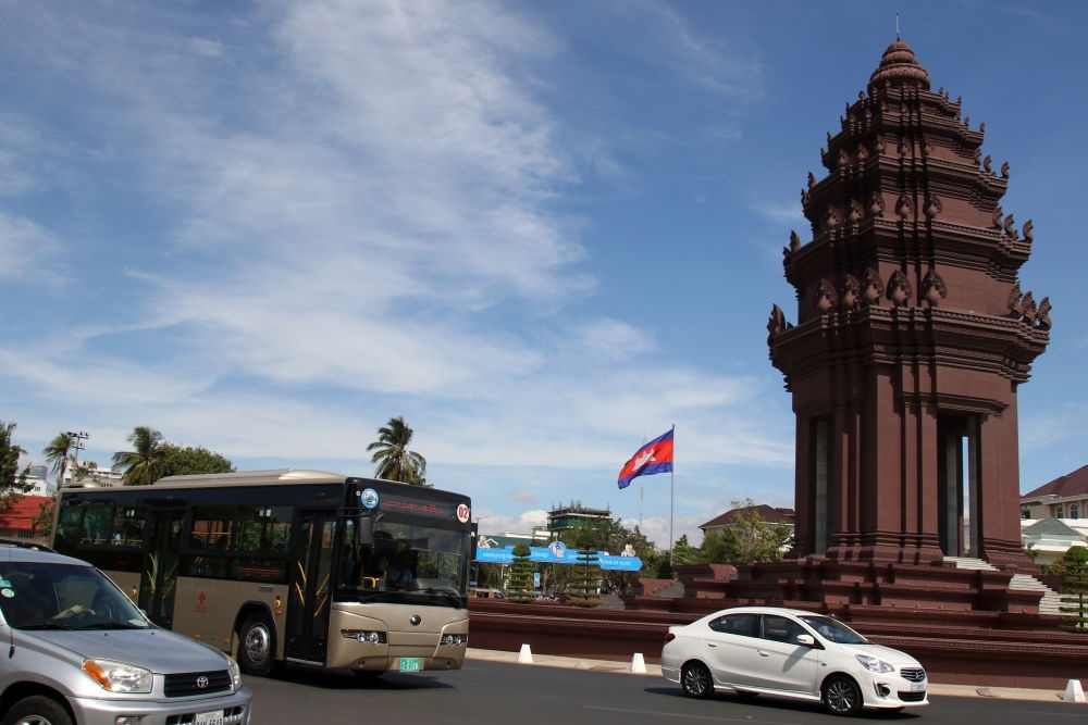 2018年1月5日，在柬埔寨金邊，一輛中國援助的“宇通”公交車經(jīng)過獨(dú)立紀(jì)念碑。