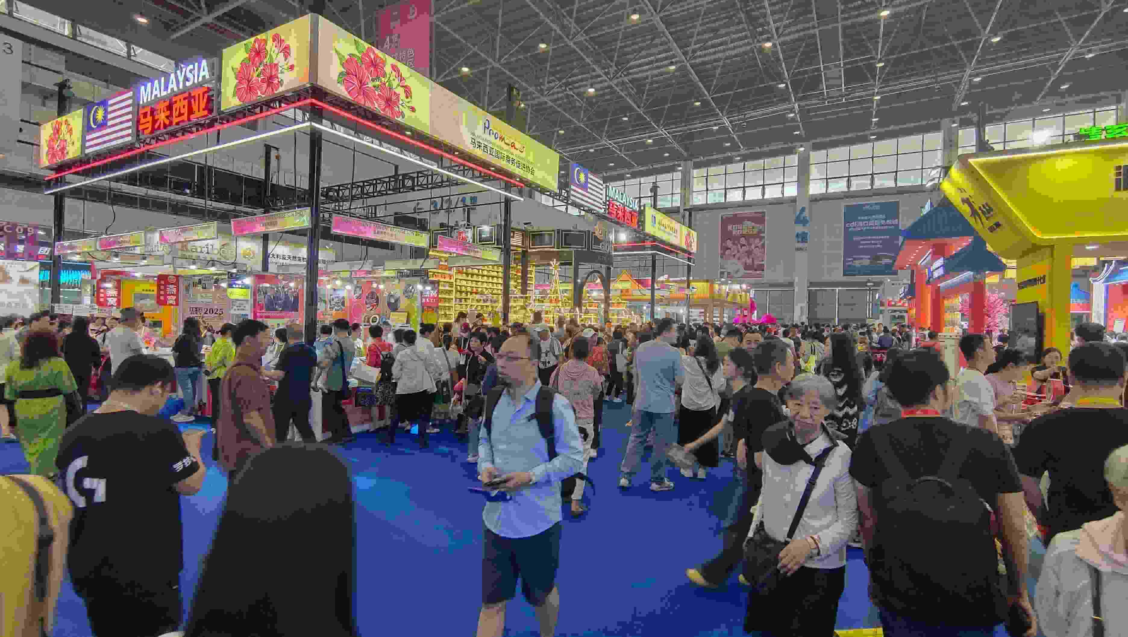 消博會迎來公眾開放日，眾多市民、客商來到展館參觀、購物。人民網(wǎng)記者 李彤?dāng)z