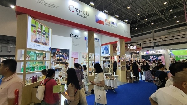 觀展者在各國展臺采購、咨詢。人民網(wǎng)記者 李彤?dāng)z