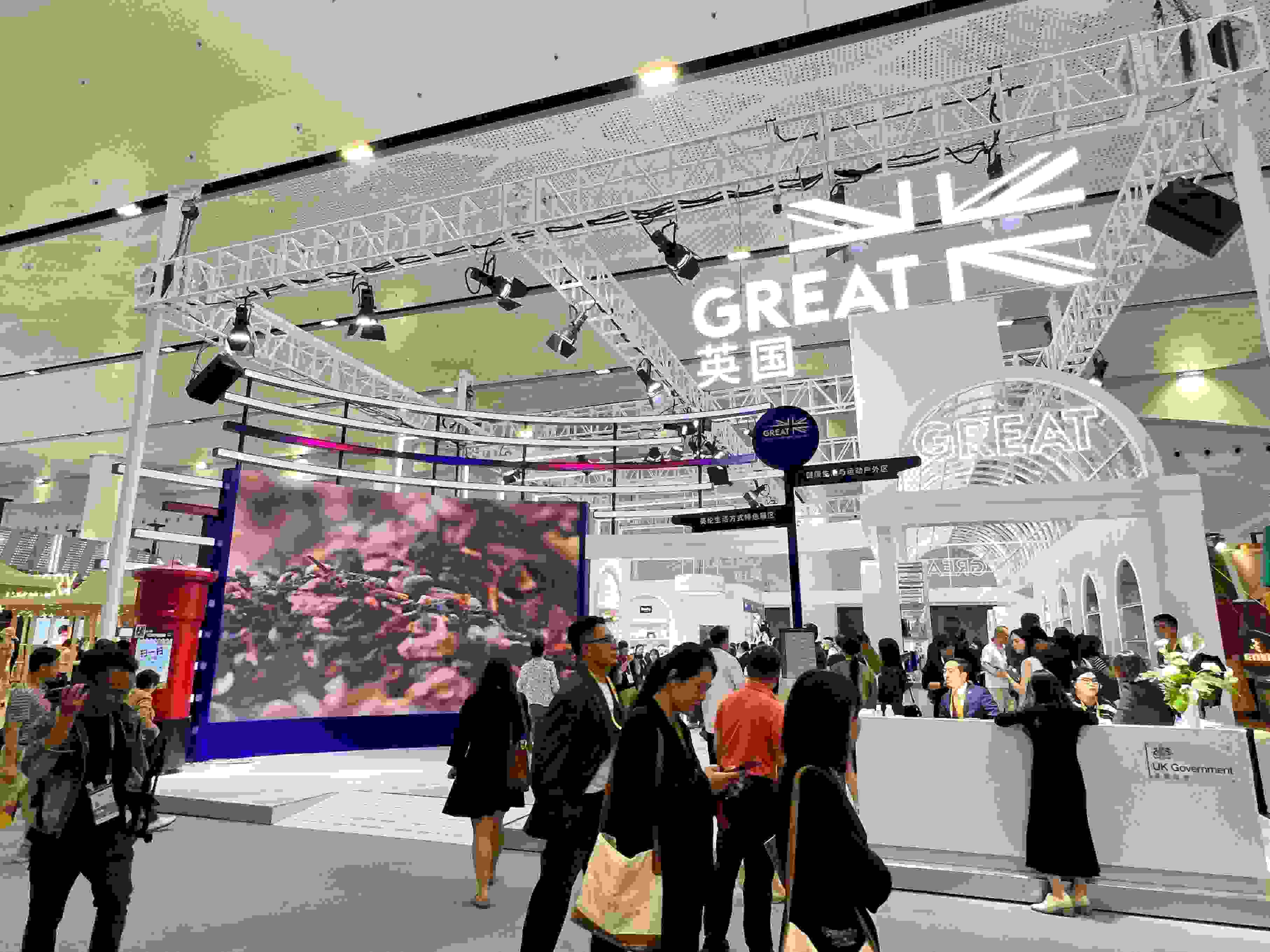 在消博會上，主賓國英國國家館開館。人民網(wǎng)記者 趙瞳攝