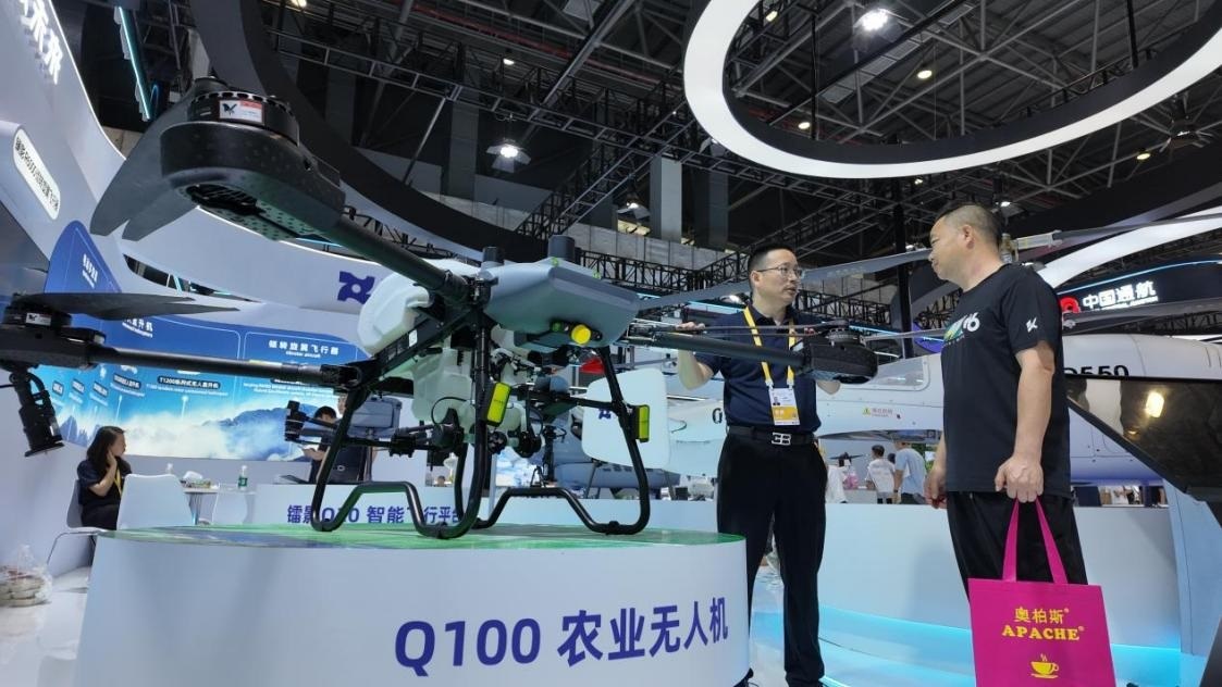 低空經(jīng)濟展區(qū)展出的農(nóng)業(yè)無人機裝備。人民網(wǎng) 歐陽易佳攝